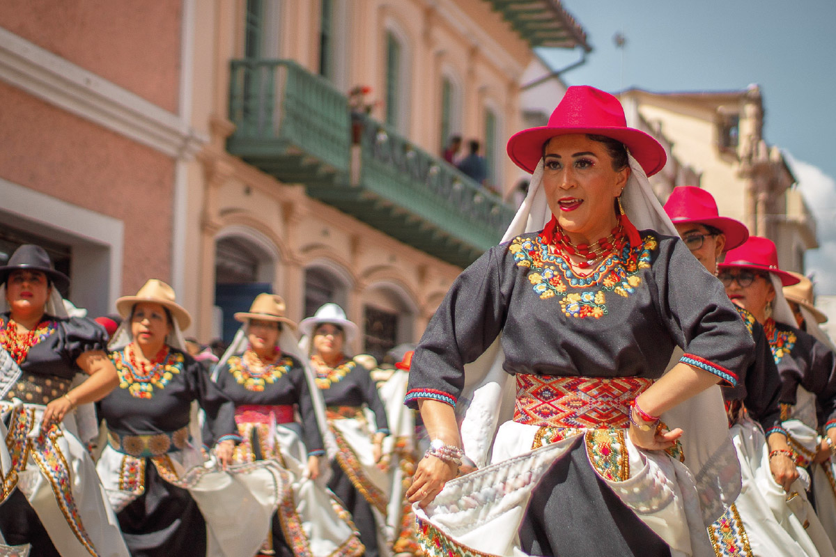 Bailarinas de danza folclórica en un festival