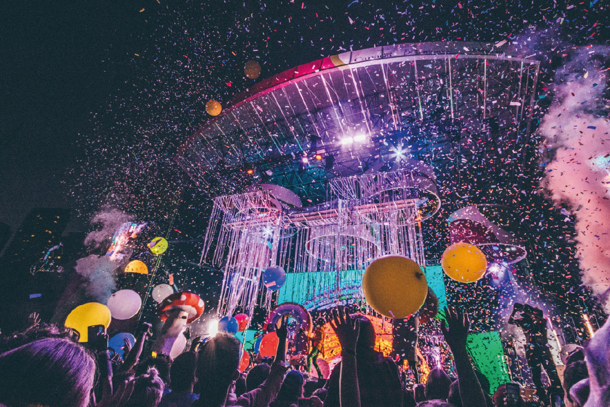 Celebración con confeti en un evento en vivo