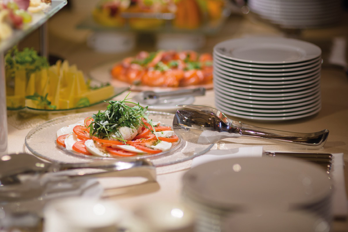 Mesa de banquete con entradas gourmet