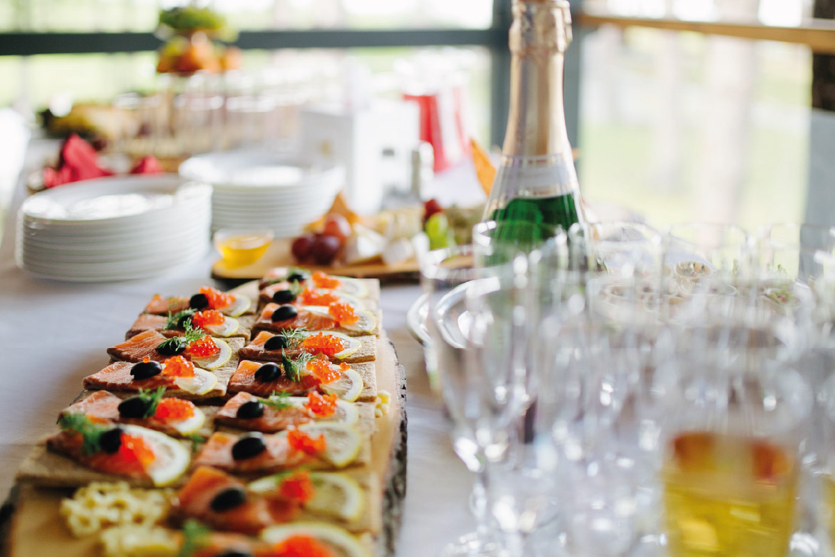 Catering de salmón y champagne para evento especial