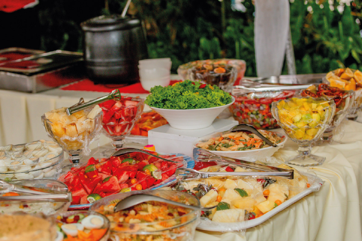 Buffet de alimentos al aire libre